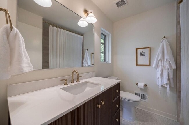 Building Photo - 922 Barton Woods Rd NE