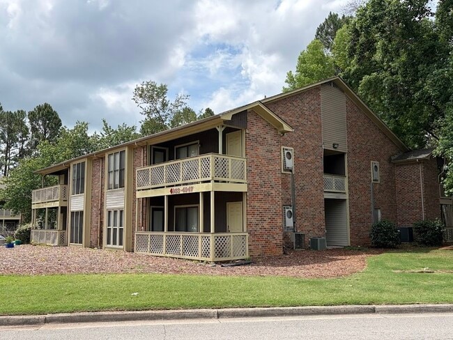 Building Photo - 4947-4947 7 Pine Cir