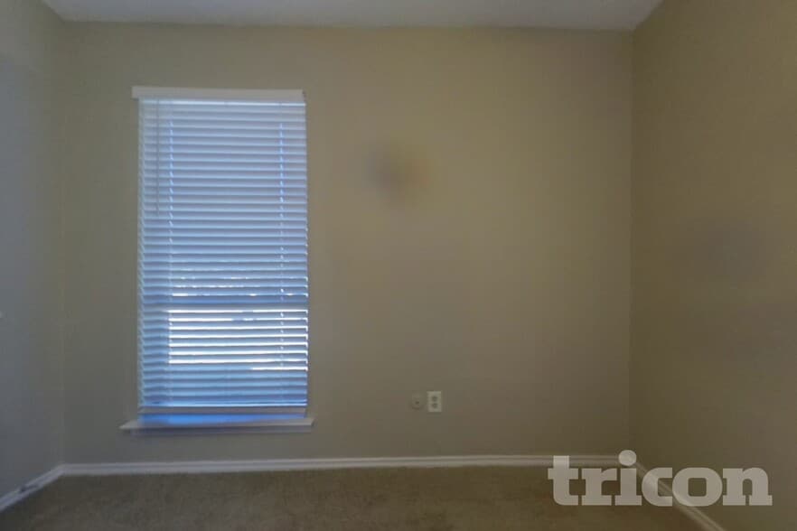 Building Photo - 5129 Laurel Ln
