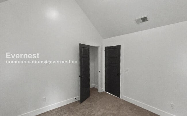 Building Photo - 3 Bed/2.5 Bath Home with Fenced Yard & Garage / Pet-Friendly / Available Now!