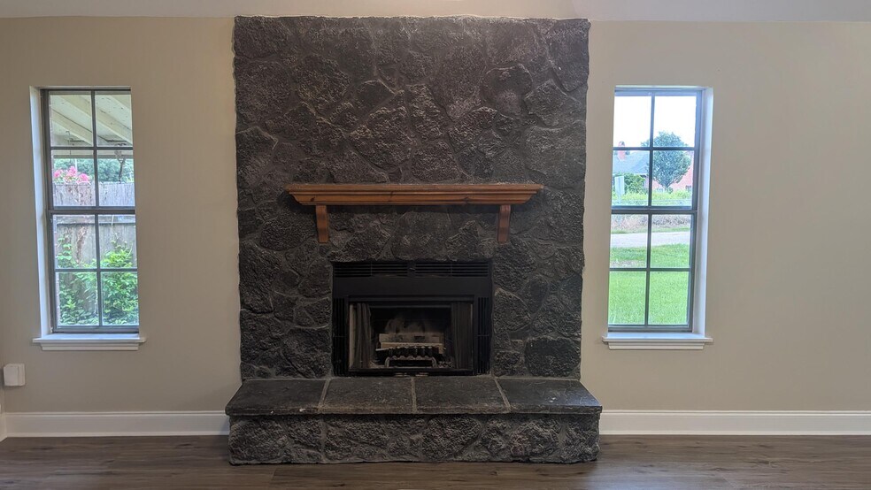Building Photo - 101 Sagebrush Dr