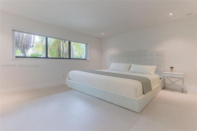 Building Photo - 7300 SW 77th Ave