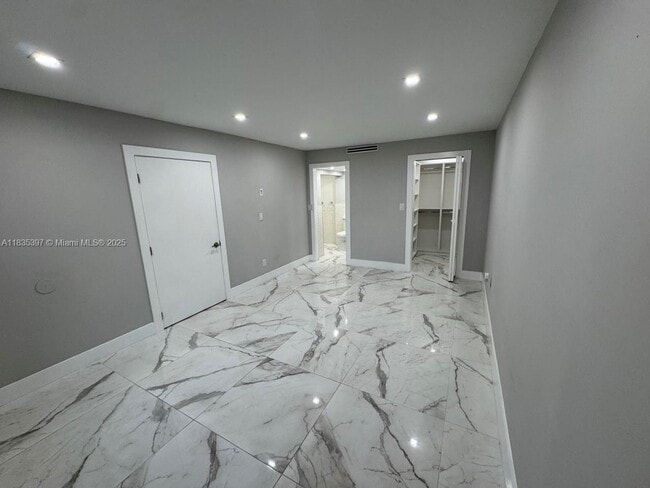 Building Photo - 15011 Coconut Ct