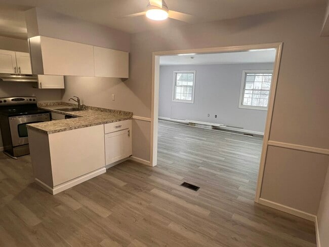 Building Photo - 8 Marboro Ln