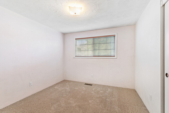 Building Photo - 475 Sutter Ave