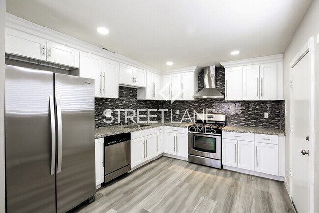 Building Photo - MEMORIAL DAY SPECIAL!! NOW OFFERING FIRST ...