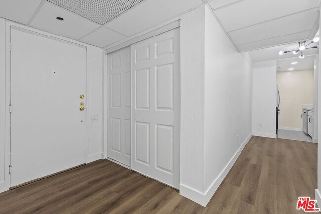 Building Photo - 10960 Ashton Ave