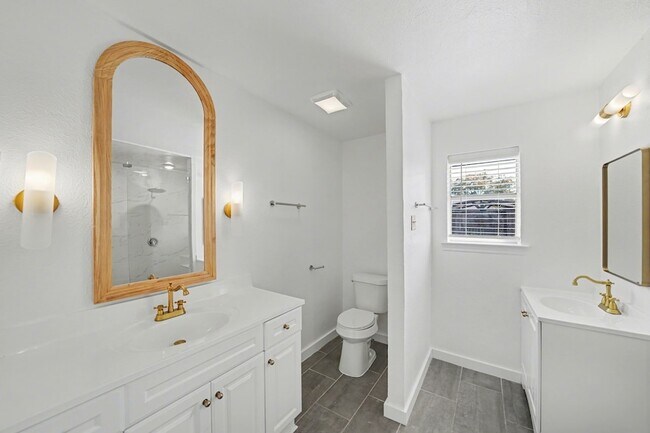 Building Photo - 3204 Lynbrook Dr