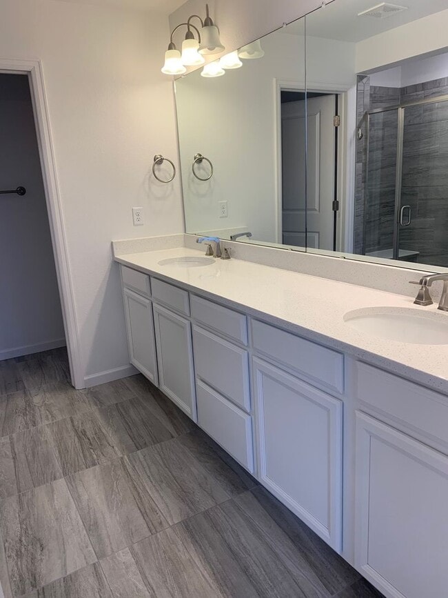 Building Photo - Beautiful Townhome In Monument With Two Ma...