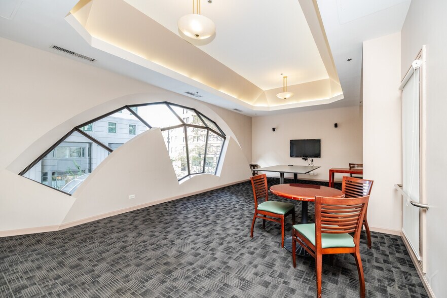 Building Photo - 70 W Huron St