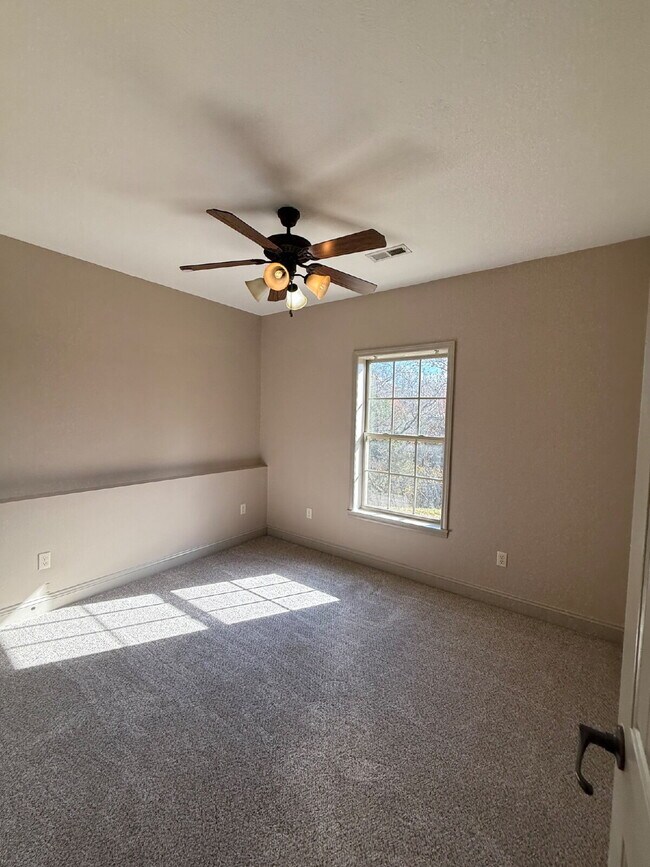 Building Photo - Fresh New Look - 4BR 21/2 Bath