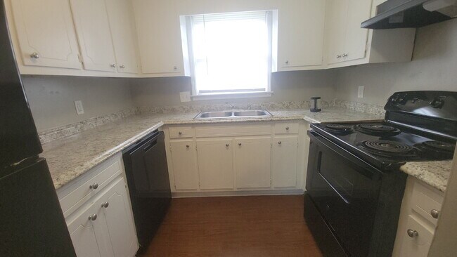 Building Photo - "Spacious 2-Bed, 2-Bath Gem in Huntsville's Heart – Your Ideal Retreat Awaits!"