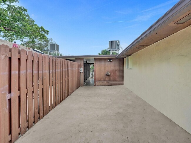 Building Photo - 3747 E Valley Green Dr