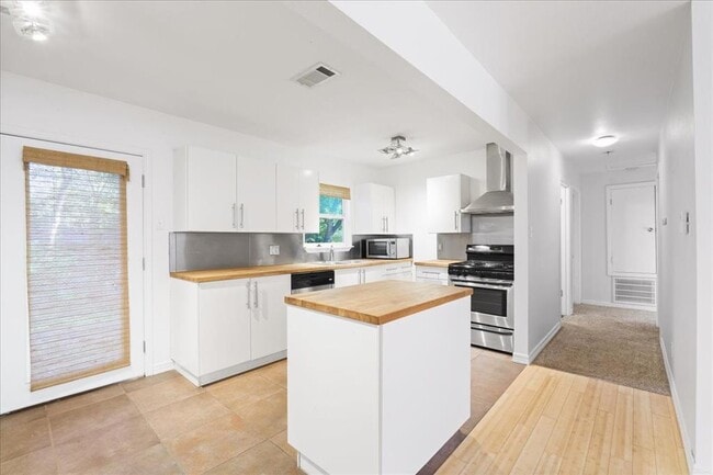 Building Photo - 6503 Guadalupe St