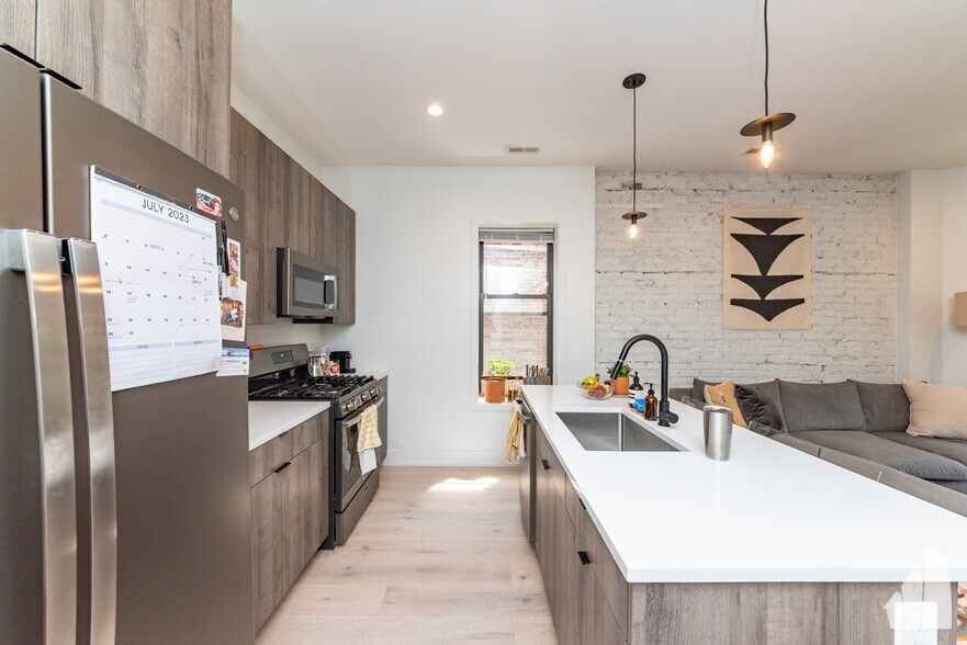 Building Photo - 1336 W Bryn Mawr Ave