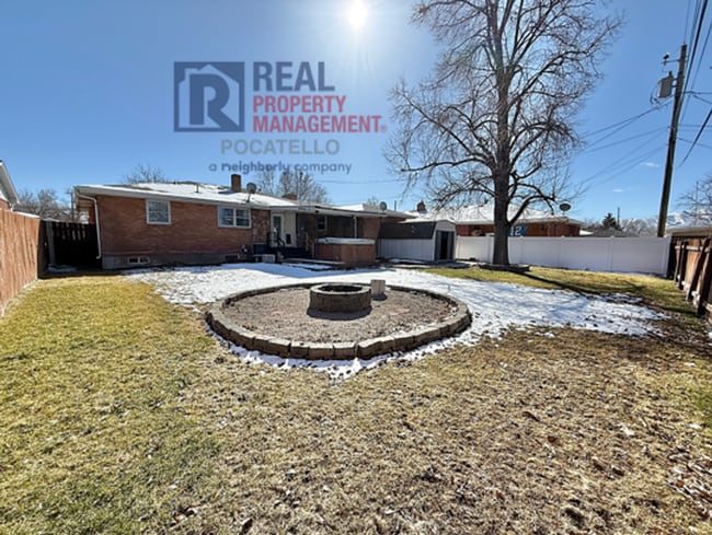 Building Photo - 3 bed 2 bath house - 1 car garage - PET FRIENDLY