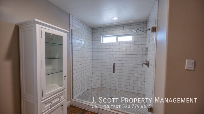 Building Photo - 9059 N Arroya Vista Dr