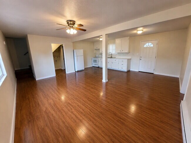 Building Photo - Charming 2/1 home nestled amongst the trees!