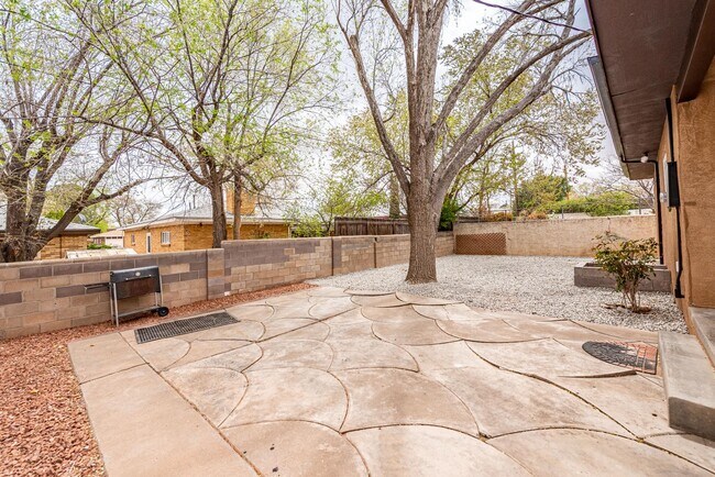 Building Photo - 444 Sierra Dr SE