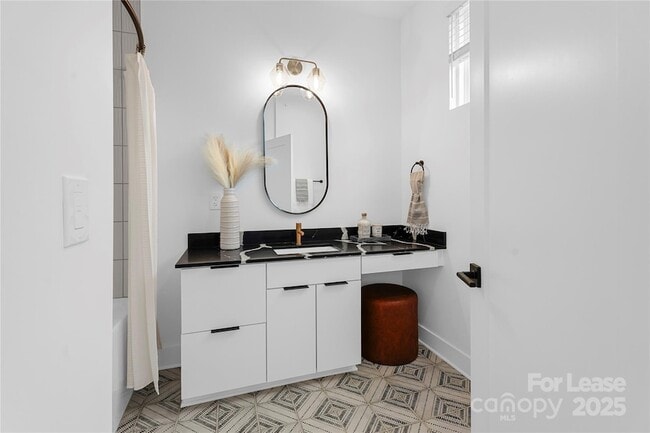 Building Photo - 411 Charles Ave