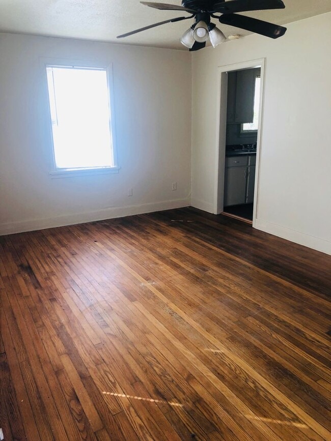 Building Photo - Adorable 3 bdrm/1bath House with Huge Back...