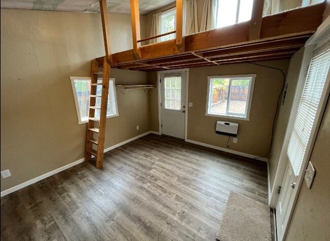 Building Photo - Spacious Westside 3-Bdrm + office & fenced yard!