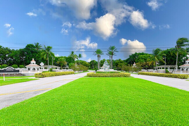 Building Photo - 10703 Versailles Blvd