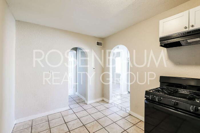 Building Photo - 302 W Flores St