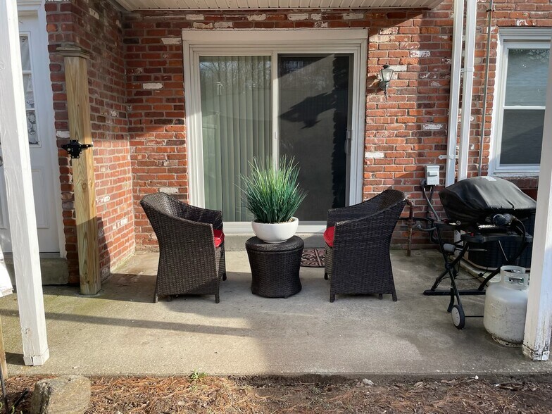 Building Photo - 35 Jamestown Dr