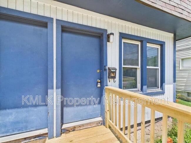 Building Photo - 533 Gage St