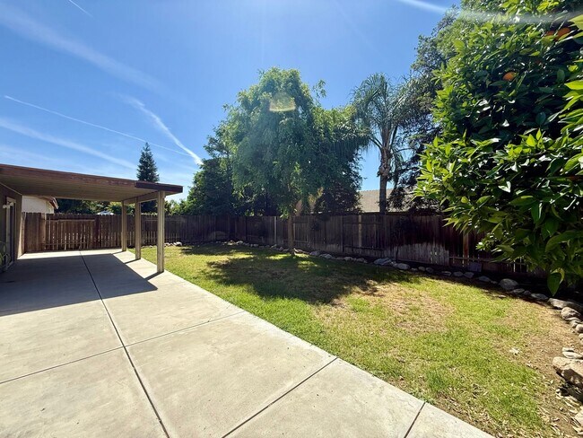 Building Photo - Beautiful 3 Bed / 2 Bath Home with Spacious Layout & Great Natural Light