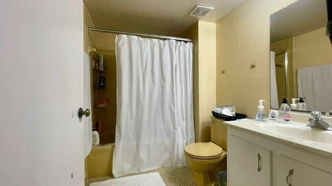 Building Photo - 4570 NW 18th Ave