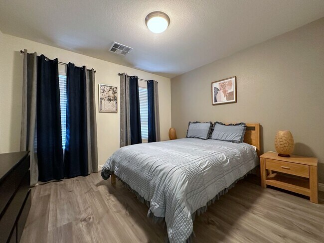 Building Photo - 4Bdrm/2.5bath Single Family Home - Fully Furnished
