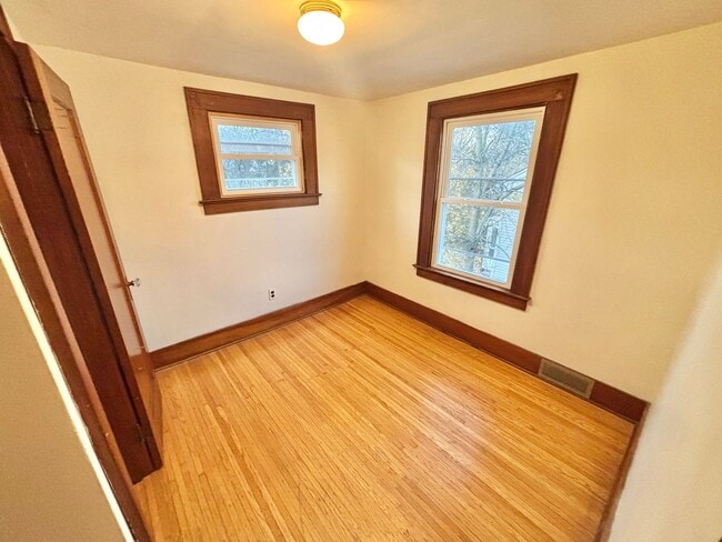 Building Photo - Spacious 3bd House | Driveway | Sunroom