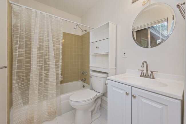 Building Photo - Renovated 3 bedroom house in Niceville!