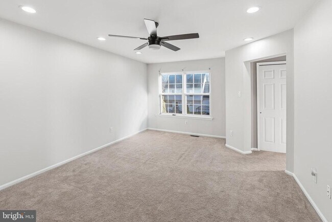 Building Photo - 109 Holly Dr