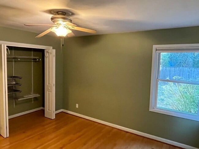 Building Photo - Urban Craftsman Gem!
