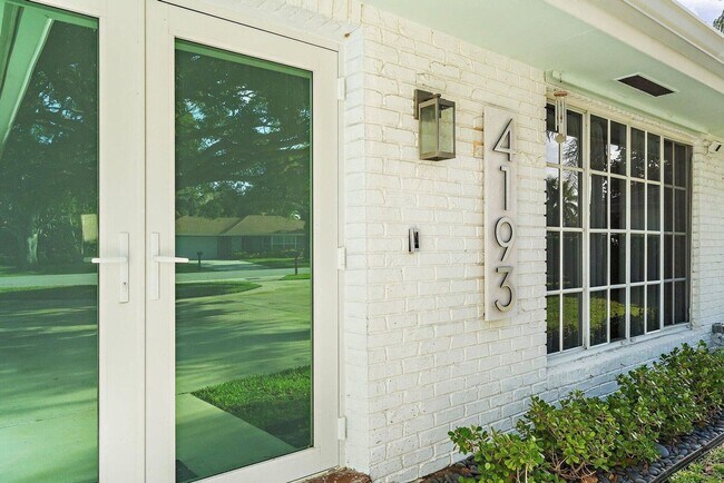 Building Photo - 4193 Hyacinth Cir N