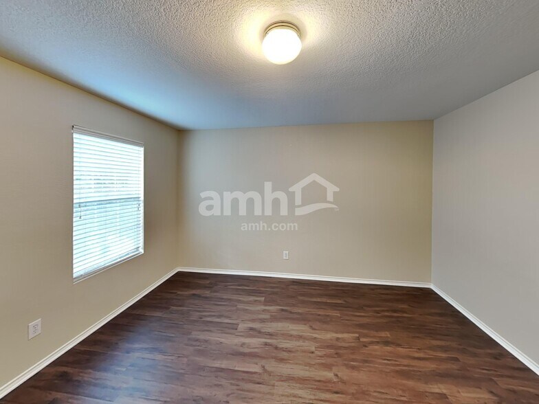 Building Photo - 8514 Silver Brush