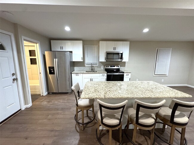 Building Photo - 33 1/2 Oak St