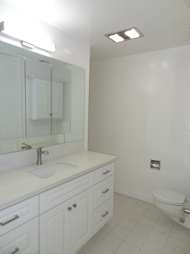 Guest Bathroom - 303 N Swall Dr