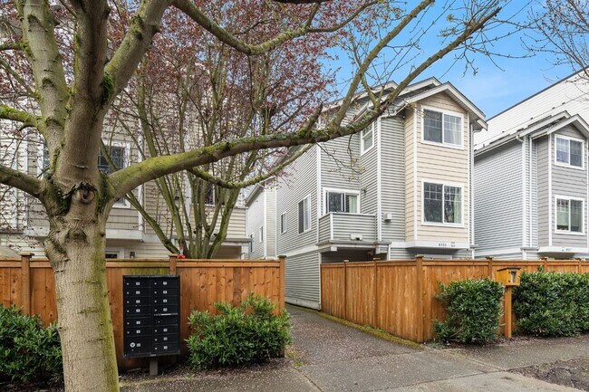 Building Photo - 3Bd/2.25Ba Seattle Townhouse
