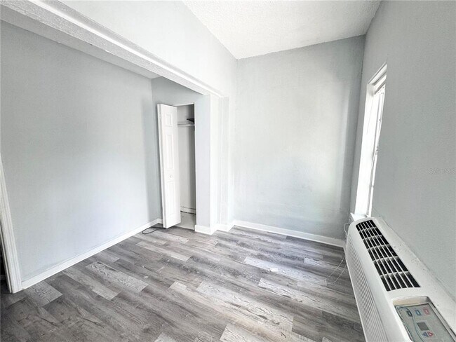 Building Photo - 704 Cordova Dr