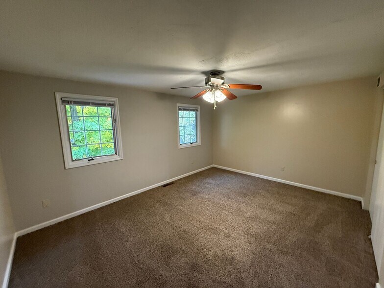 Building Photo - 5722 Bluebird Ct