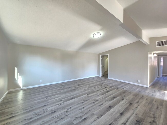 Building Photo - Spacious 4- Bedroom Remodeled Home in Palm...