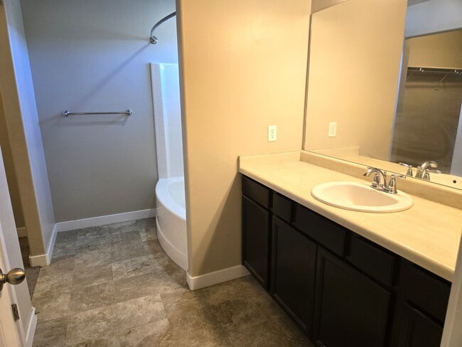 Building Photo - 528 Fox Chase Dr