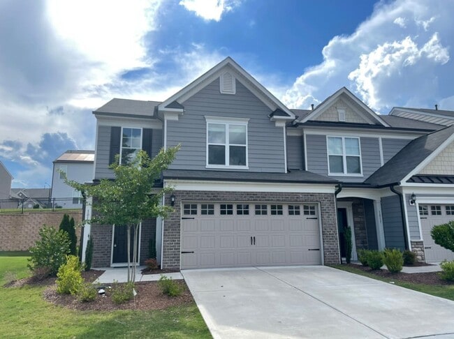 Building Photo - Like new 3 Bedroom townhouse with 2 car garage