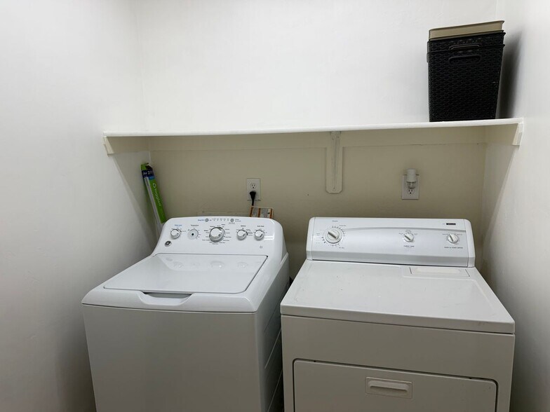 Building Photo - 281 W Paseo Celestial