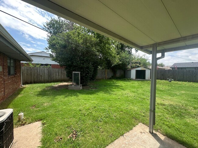 Building Photo - 4844 Woodview Dr