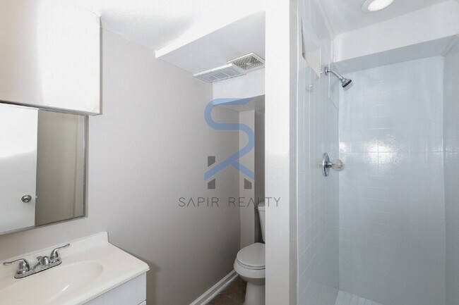 Building Photo - 5425 Skyview Dr SW